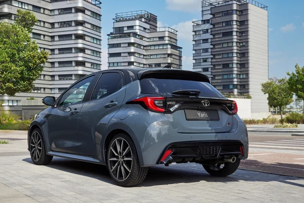 TOYOTA YARIS-1