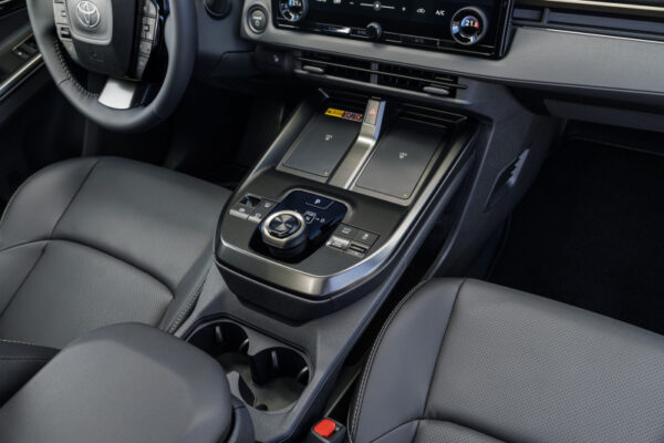 800_2026_bz4x_interior_016