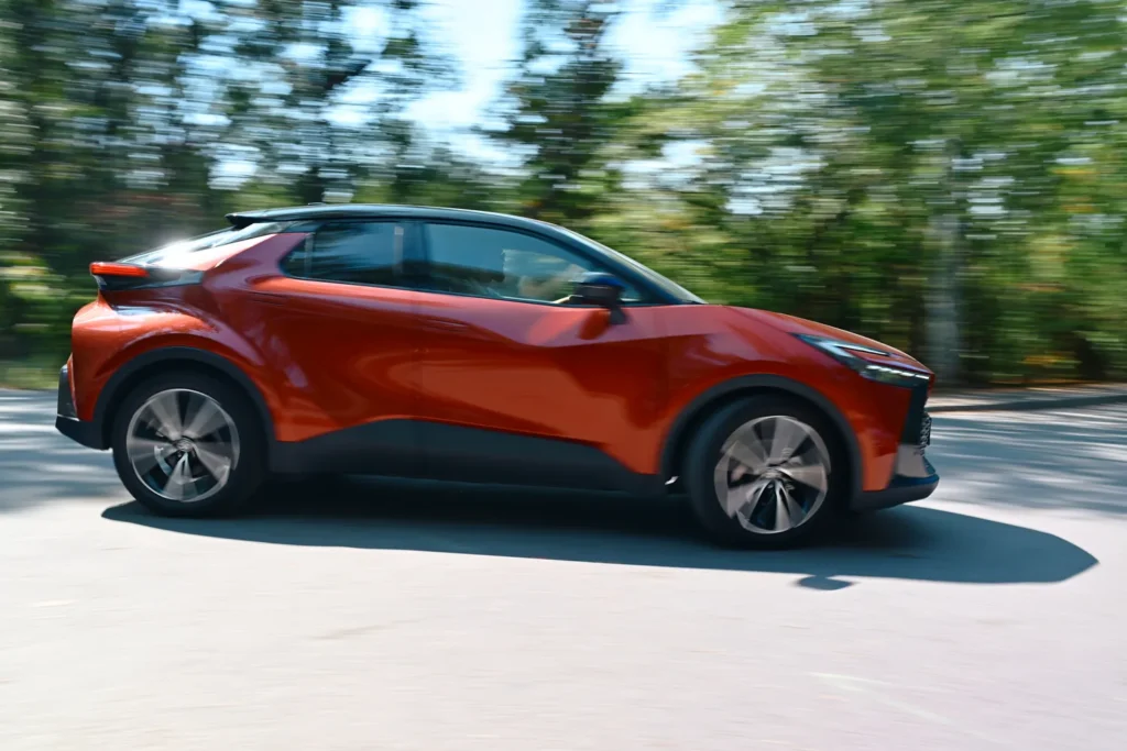 Toyota C-HR portocaliu, vedere laterală