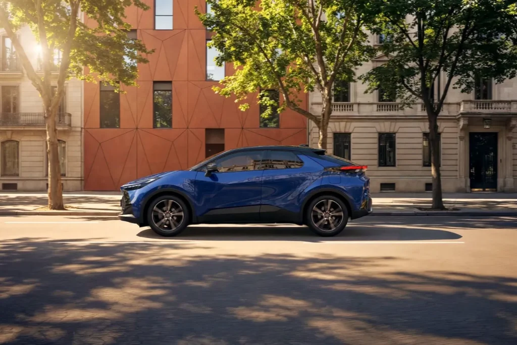 Toyota C-HR+ electric albastru în oraș