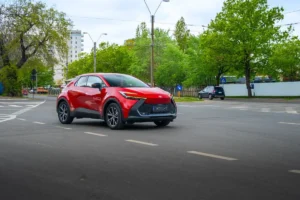 Toyota C-HR roșu în oraș