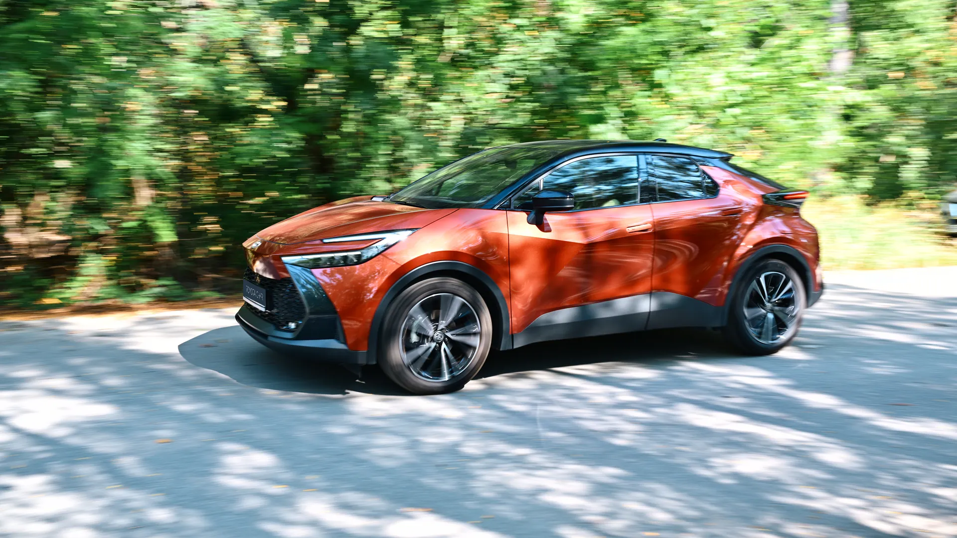 Toyota C-HR Hybrid portocaliu în mișcare
