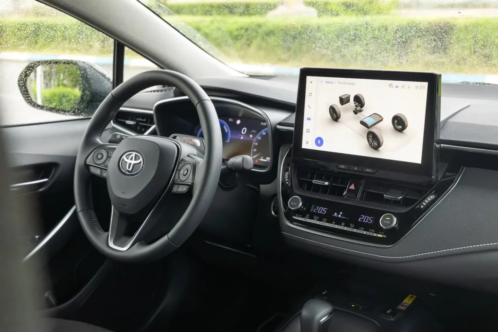 Interiorul Toyota Corolla Sedan cu ecranul multimedia