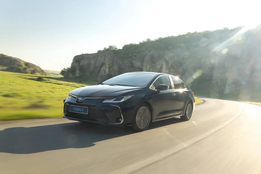 Toyota Corolla Sedan Hybrid în viraj