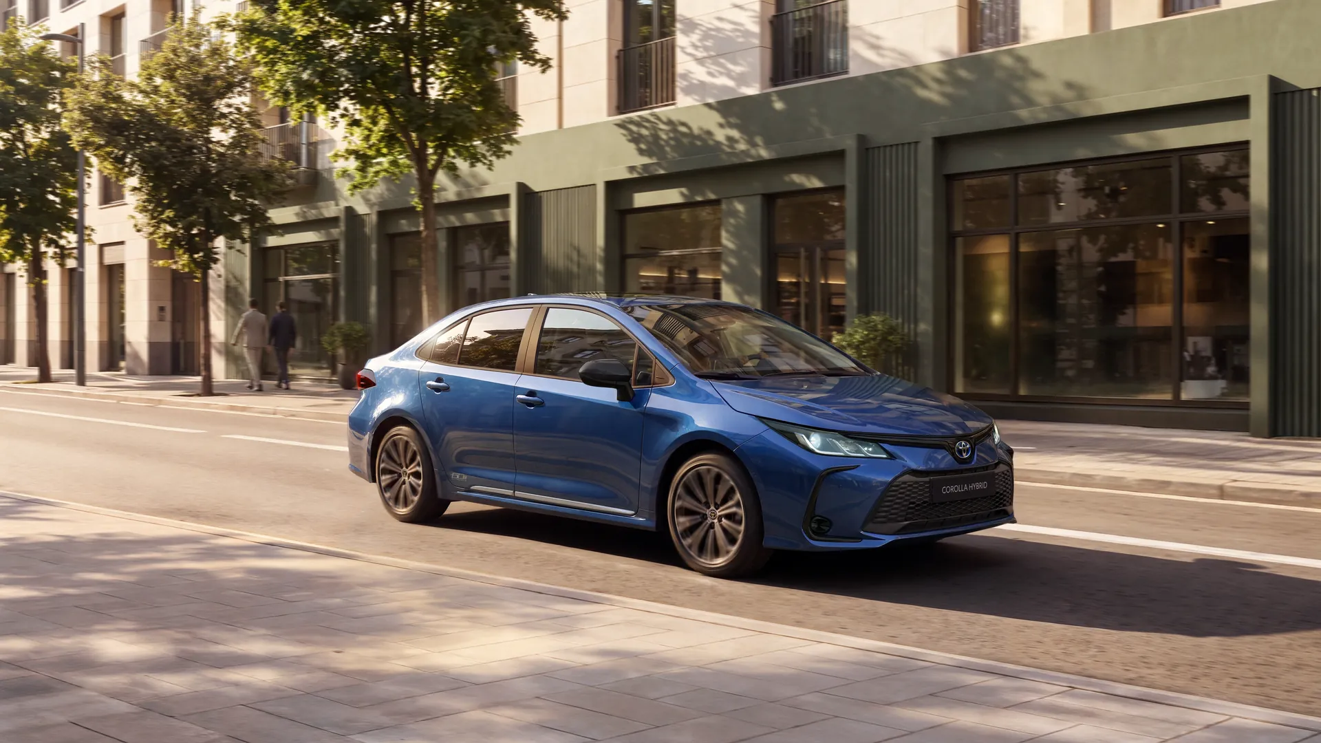 Toyota Corolla Sedan Hybrid albastru în oraș