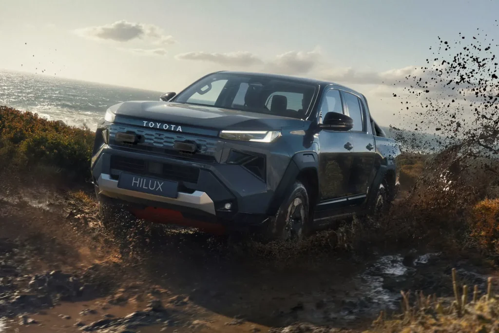 Toyota Hilux în off-road prin noroi
