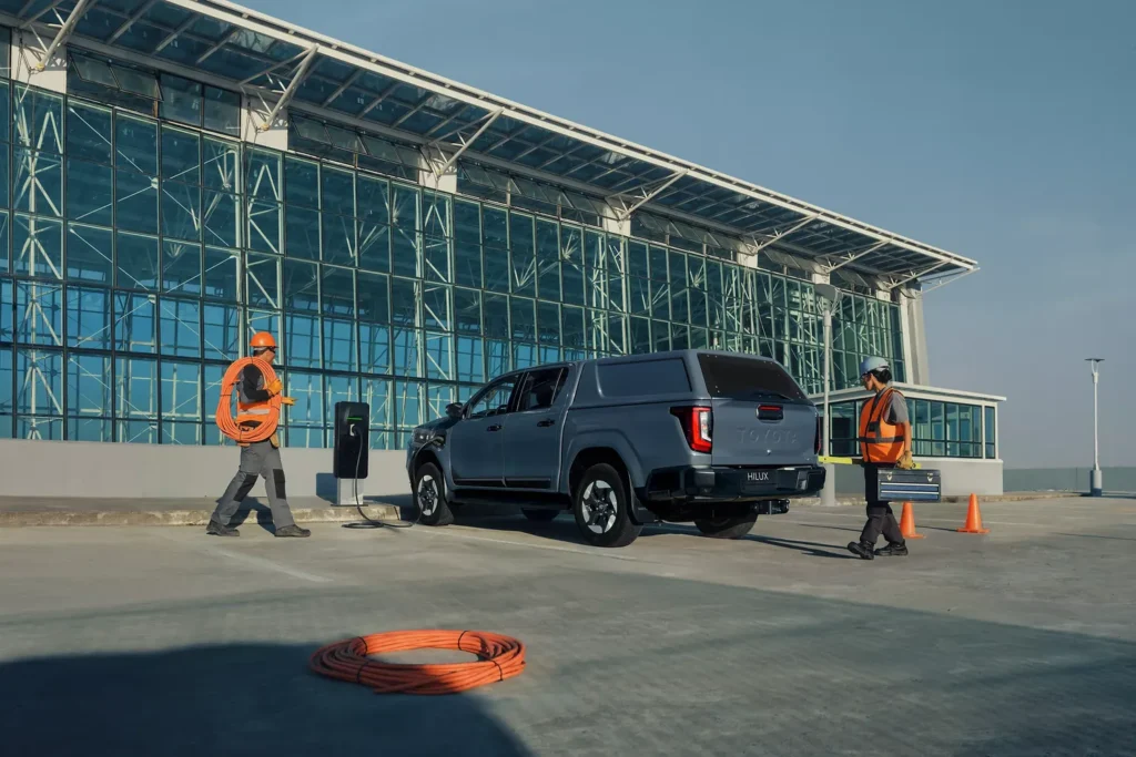Toyota Hilux BEV la o stație de încărcare