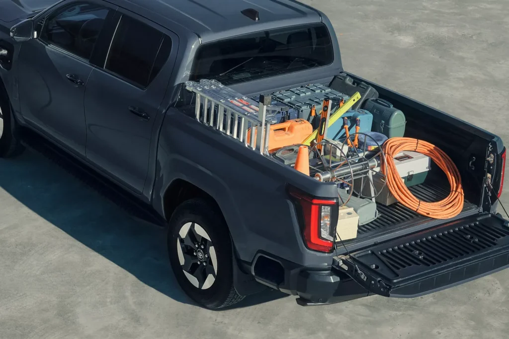 Bena Toyota Hilux încărcată cu scule