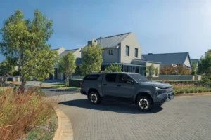 Hilux cu hardtop, în fața casei