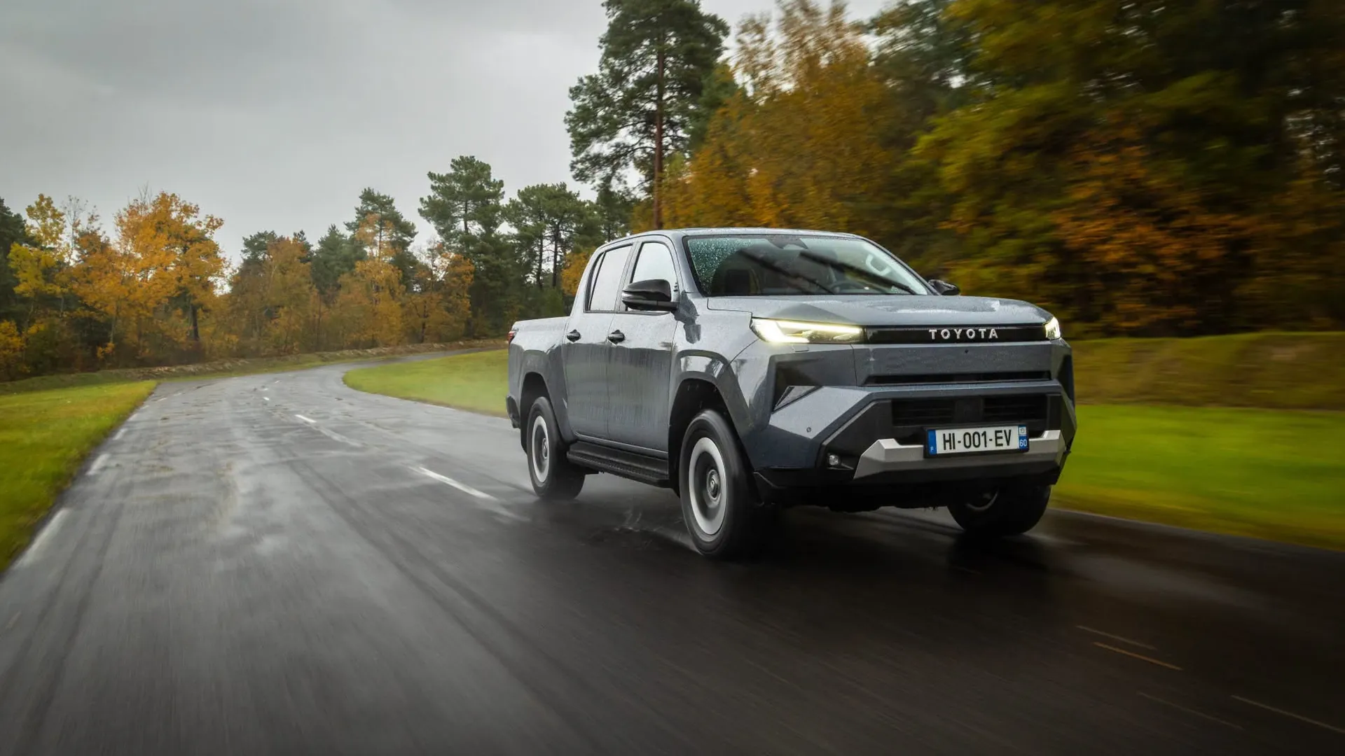 Noul Toyota Hilux pe un drum ud